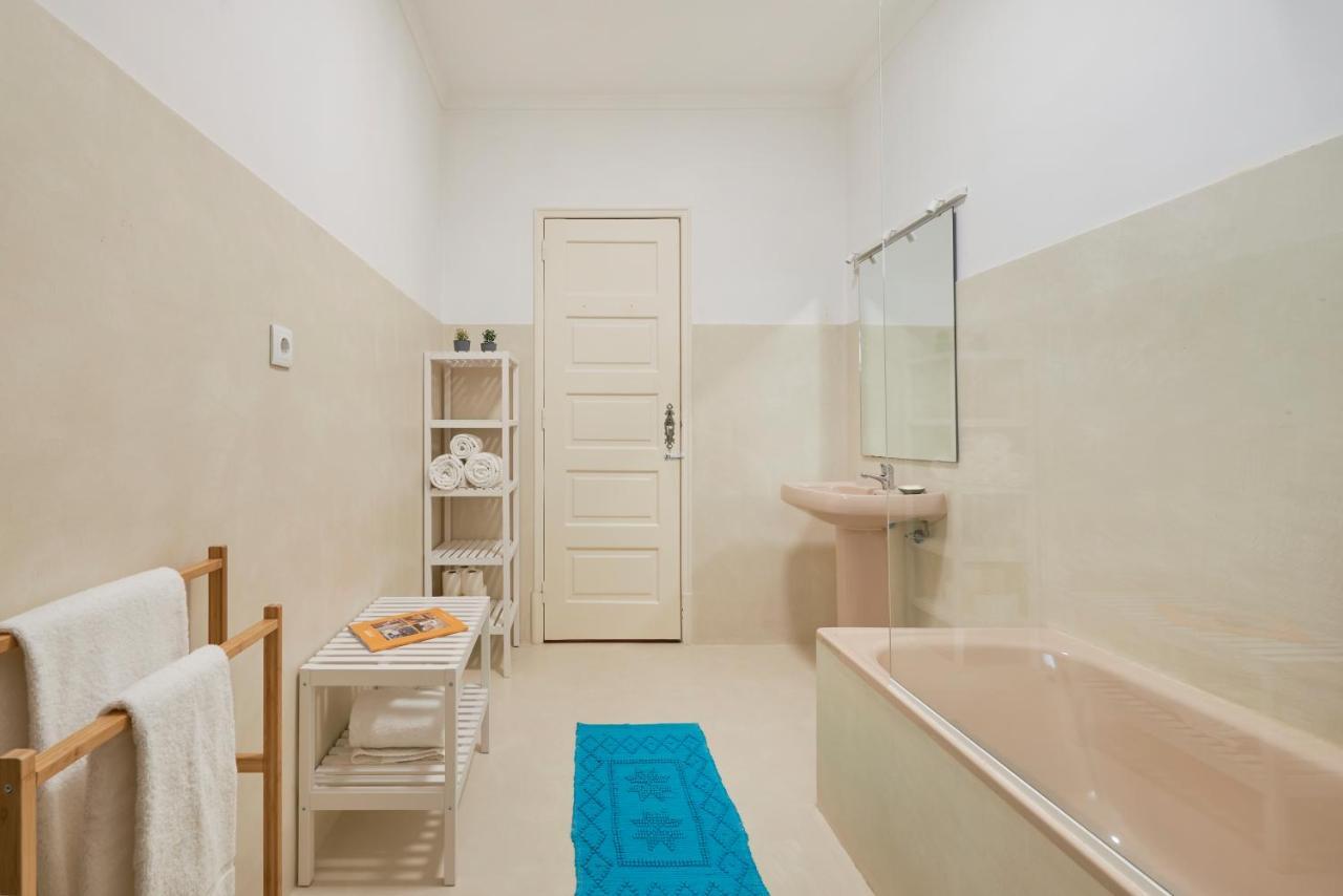 Light-Filled & Renovated Apartment, By Timecooler Lisboa Exteriör bild