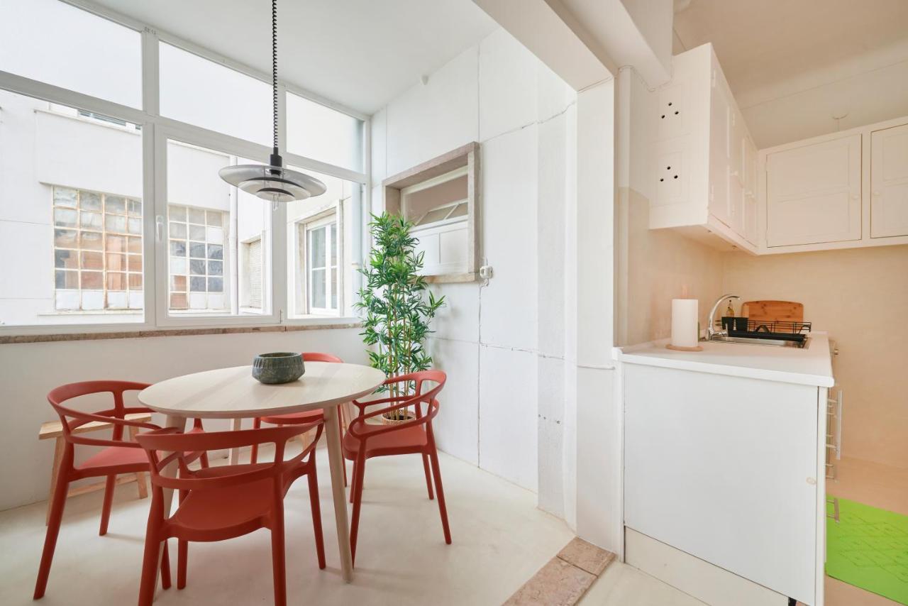 Light-Filled & Renovated Apartment, By Timecooler Lisboa Exteriör bild