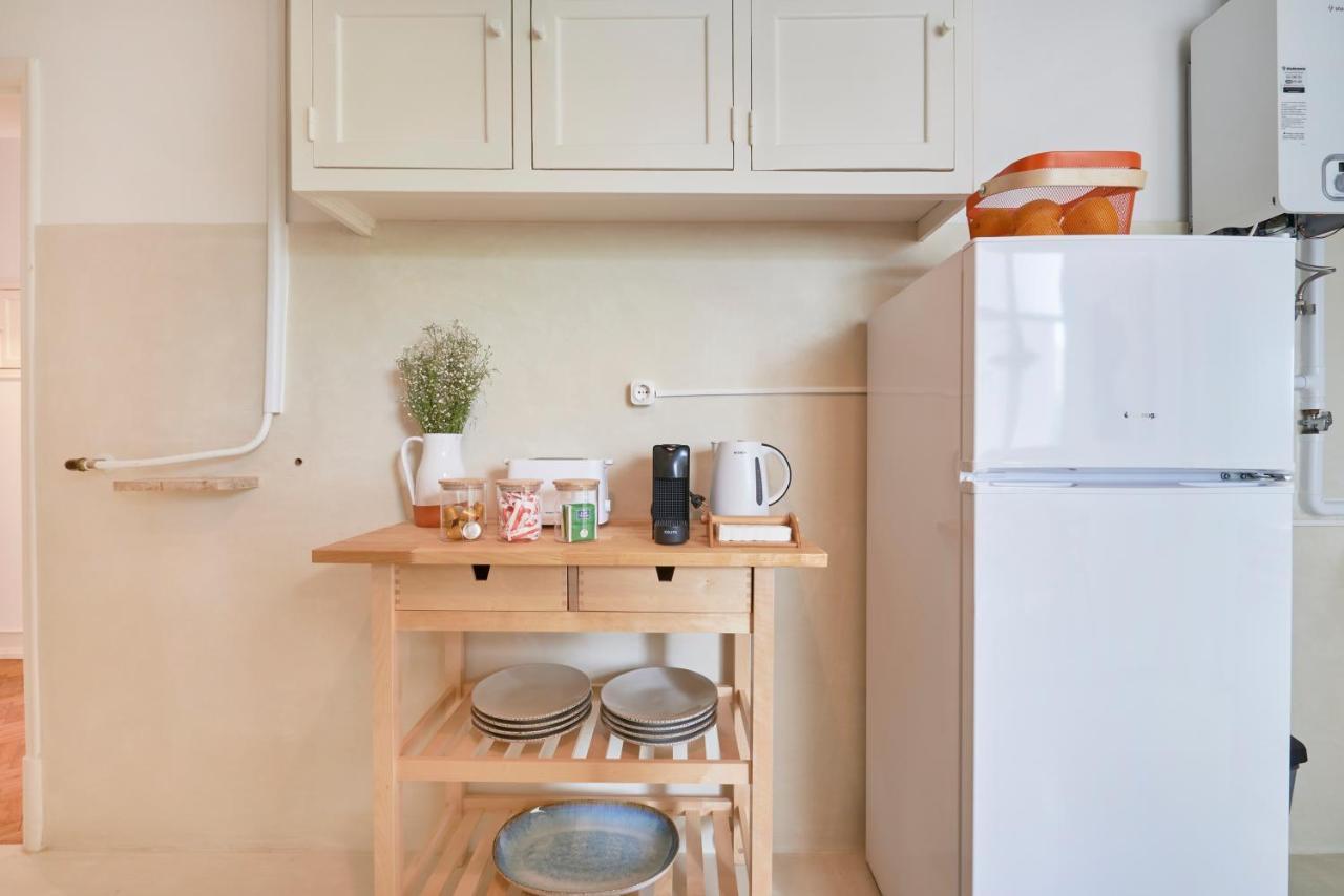 Light-Filled & Renovated Apartment, By Timecooler Lisboa Exteriör bild